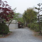 手打そば 石橋庵 - 農家の奥がお店。竹林がお出迎え。