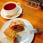 Bansu Yougashiten - 紅茶と半分に切ったいちじくのタルトとピスタチオと木苺のケーキ