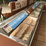 シャトレーゼ - ずらりと並ぶアイスボックスは、無制限食べ放題！