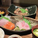 和彩酒膳 華火 道ノ尾店 - 刺身三種盛り 780円、奥は激ウマの牛スジ煮込み 500円、ご飯セットを足すと豪華な刺身定食完成(^_^)