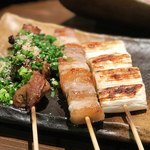 和彩酒膳 華火 道ノ尾店 - 左からイチオシの鶏レバーの炙り串、豚バラ、長ネギ