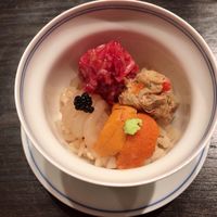 肉割烹 上 - クリ・せこ蟹（ズワイガニの雌、香箱蟹）・バフンウニ・白えびの小丼
                