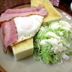 源氏 - 絶妙の焼き加減のベーコンエッグ！