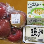ココカラファイン - 料理写真:産直販売のりんご￥498、納豆￥93、豆腐￥38(税抜)