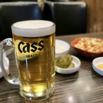 HOTSUN CHICKEN  - Cassのドラフトビール（500ml）3000ウォン