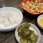 HOTSUN CHICKEN  - セットの漬け物とスナック菓子