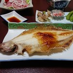 民宿 鈴せい - かなり大きめな柳カレイでした、これは焼きたてをいただきましょう‼️((o(^∇^)o))