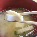 紀のや - 味噌汁の具材も見せようかね