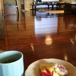 川越 幸すし - ぴかぴかに磨かれた床