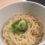 替玉 中太麺 (150円) 嬉しいネギ付き