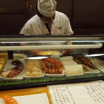 阿波前寿司 松風 - ネタケース＆すごく感じのいい気さくな大将