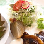 たべりcafe - たまねぎの皮ごと焼いてます。
サラダもお気に入り