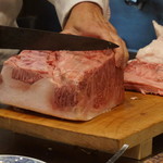 ぼるた - 肉をカットしているところ