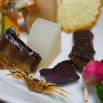 かたつむり - 前菜UP：モクズ蟹・アマゴ甘露煮・猪の燻製・大根 等々
