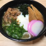 たかのキッチン - 肉、かまぼこ、わかめ、温玉、お揚げさん、ネギと具沢山♪