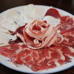 かたつむり - 鍋用の肉(穴熊・ツキノワグマ・猪)