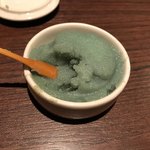 東町 - おろしニンニクです。なんで緑色何ですか？と聞いたら
隠し味？にお酒を入れてあるそうです。