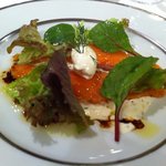レストランひらまつ - サーモンのマリネ　ピンクペッパーとハーブの香りのシャンパンソース