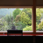 窓からは嵯峨野の緑