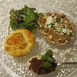 リストランテ サクラ - 前菜1皿目：セコガニの外子とマスカルポーネ、蟹味噌のスフォルマート、かにサラダに檸檬のパウダー