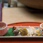 割烹 やました - 2017.11 お通し（生のクラゲの酢の物、バイ貝、煮凝り、大根の酢の物の白和え、鯛の塩辛入りとろろ）