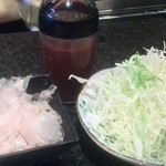 とんかつ マンジェ - 野菜
      ←きゅうりに鰹節がかかったのん
      　　　　　　　　　　キャベツ→