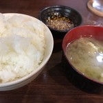 中華食堂 くろ - ご飯とみそ汁