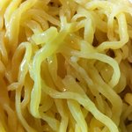 おかじ - 麺　中太縮れ麺