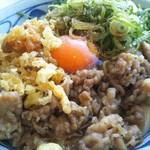 丸亀製麺 - 牛すき釜玉のアップ