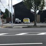 矢田かつ - 駐車場はお店の前の道路を挟んだ向かい側３台 別にもぉ１台