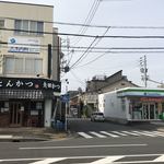 矢田かつ - 駐車場から見たお店