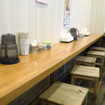 ぶたご家 - 「ぶたご家」壁に向かうカウンター席