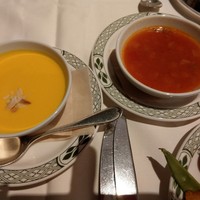 ロウリーズ・ザ・プライムリブ 大阪 - スープはカボチャの冷製ポタージュスープとミネストローネを取りました。ポタージュスープがスイーツみたいに甘くて美味しかった。