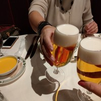 ロウリーズ・ザ・プライムリブ 大阪 - とりあえず生ビールで乾杯！このビールが小サイズで800円以上でけっこう高い(^^;)