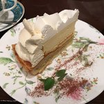 カフェ・ラ・ミル - ケーキ皿がダサイ。せっかくココアを振り、ミントが添えてあるのに生きない。