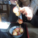 手打そば まちだ - ブドウをいただきました