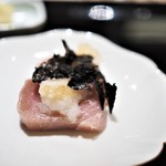 にい留 - 寝かした余市のぶりをおろし大根とのりを乗せて