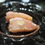 にい留 - 三重のサワラを3日間ヅケにして　辛子を乗せて