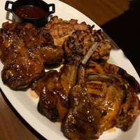  「メトロポリタングリル」 ヒルトン東京 - 薪焼きの牛肉,チキン,ラムチョップ,豚肩ロース