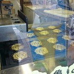 亀屋 元町 - タイミング良ければ焼いてるところが見られます