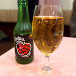 スペイン料理銀座エスペロ - 発泡リンゴ酒「シドラ」（￥702）。甘酸っぱい飲み口、キュートなラベルは女子ウケ抜群(^-^)