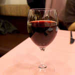 スペイン料理銀座エスペロ - 赤ワイン・リオハボルドンクリアンサ（グラス￥702）。渋味と酸味のバランスが取れており、飲みやすい一杯だ