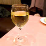 スペイン料理銀座エスペロ - 白ワイン・アレーリャ（グラス￥702）。魚貝のパエジャには、酸味爽やかな白ワインを合わせてもしっくり来る