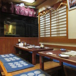 吉四六 - カウンター席の奥に堀りタイプの座敷