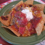 タコスチップにトマトと熱いチーズがのったナチョス！