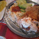 回転鶏。半身。柔らかジューシーです。アボカドいり。