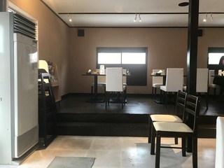 sapporosu-pukare-semmontenesupa-itou - カウンター席、テーブル席ございますお洒落な店内です。