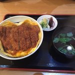 かつ丼と珈琲 聖 - 2017年11月。かつ丼にはお吸い物とお新香付き。