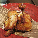 姪浜　門際飯荘 - 『悪魔的に旨い！！鶏骨付もも肉オーブン焼き』。20分ほどかかります。