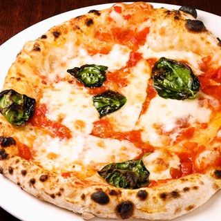 在店內的新窯中烤制的粘糯的正宗PIZZA